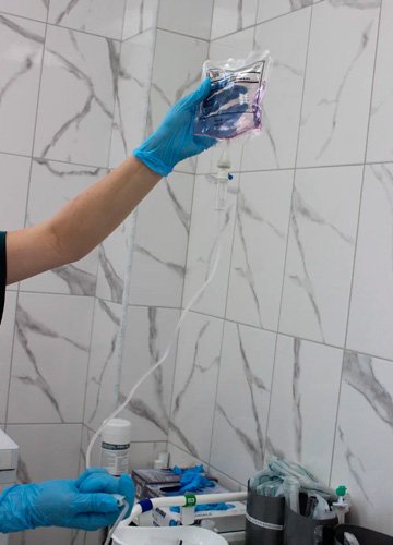 Капельница с препаратом Кивинтон Врач поправляет капельницу